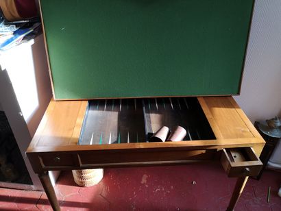 null Table tric-trac en placage d'acajou

Style Louis XVI

73 x 113 x 58 cm.

On...