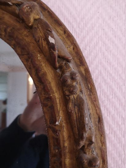 null Miroir ovale en bois sculpté et doré à décor de feuillages

Epoque XVIIIe s...