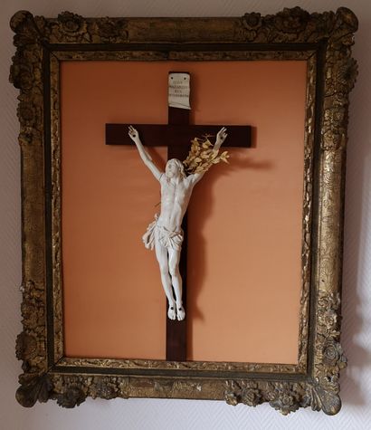 Important Christ en ivoire sculpté. Il est...