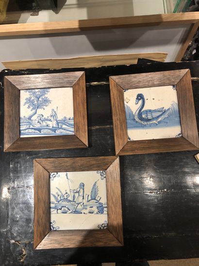 Set of three Delft earthenware tiles. 
(...