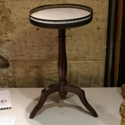 Mahogany pedestal table, white marble to...