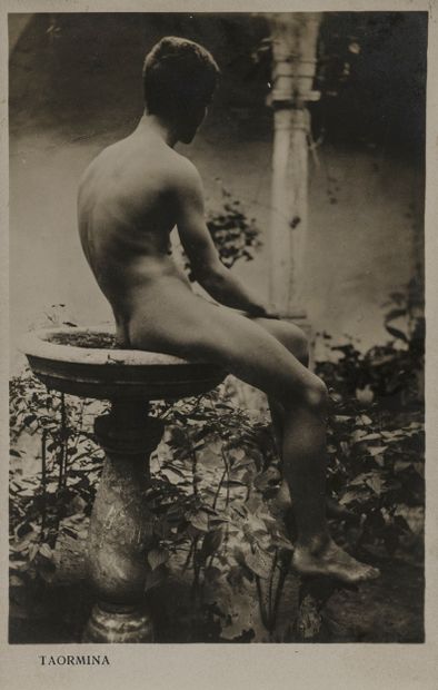 Wilhelm Von Gloeden (1856-1931)

La fontaine

Carte...