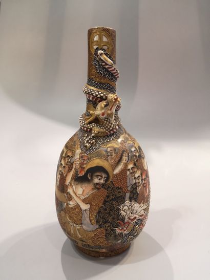 Vase miniature satsuma enroulé d'un serp...