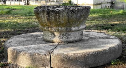  Monolithic stone bowl. Period. 17e. Terrace in later marble stone. Height 47cm Diameter...