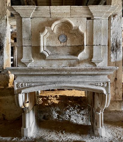 Louis XIII mantel in hard stone.

Console...