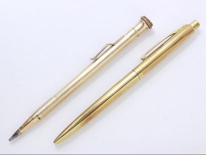 Lot en métal doré, composé d'un stylo bille...
