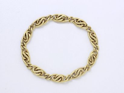  Bracelet en or 750 millièmes, composé de maillons ovales entrelacés. Il est agrémenté...