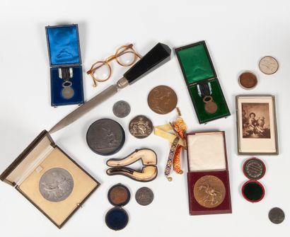  Lot de médailles en bronze et petites fourniture de bureau et diverses