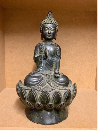 Bouddha en tailleur dans un lotus 
Bronze...