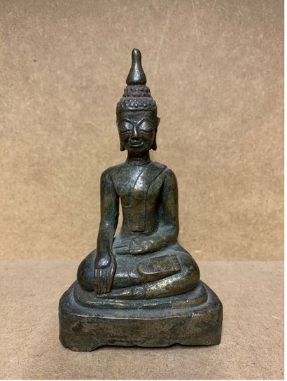 Bouddha en tailleur 
Bronze 
14,5cm x 8,5cm...