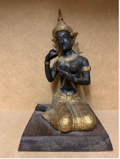 Bouddha à genoux 
Bronze doré 
26cm x 15cm...