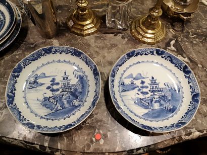 CHINE 
paire de plats en porcelaine blanc/bleu....