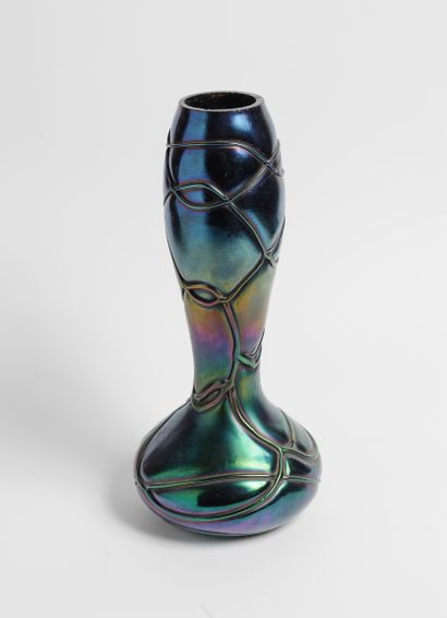LOETZ, attribué à 
Vase en verre noir irisé...