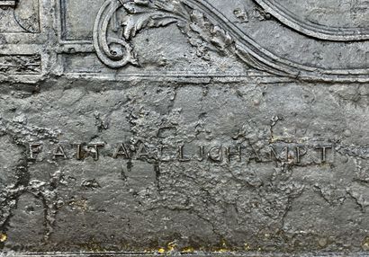  Plaque de cheminée 
Scène mythologique "La Toilette d'Apollon". 
Epoque 18e. 
Restaurée....