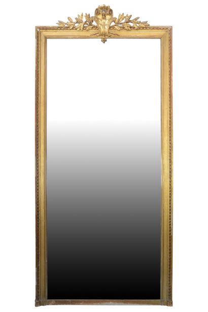 Miroir de style Louis 16 
Surmonté d'un cartouche...