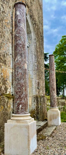  Paire de colonnes Dorique 
Le fût monolithe reposant sur une base cubique.. 
Marbre...
