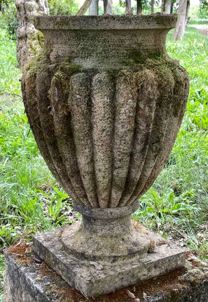  Paire de vases style Charles 10 
La panse à décor de godrons, sur piédouche. 
Pierre...