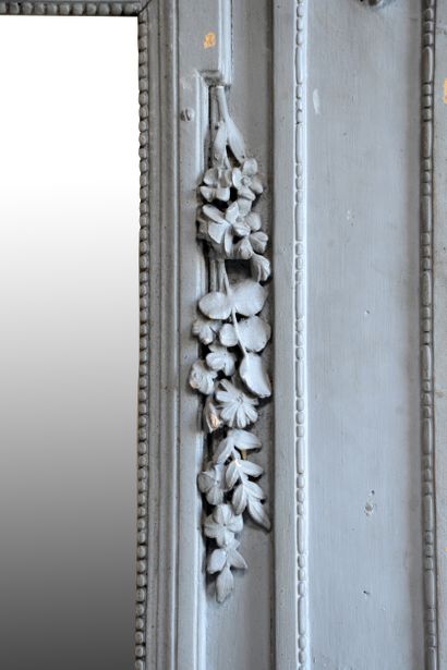  Trumeau de style Louis 16 
Animé en partie supérieure d'une cassolette à décor de...