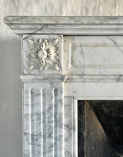  Louis XVI style mantel 
Lintel adorned with a daisy framed with rosettes. 
The jambs...