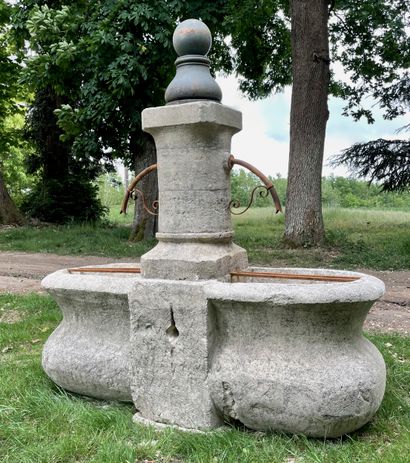  Fontaine de village 
Offrant un double bac monolithe à profil galbé et une colonne...