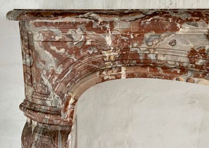  Louis 15 mantel 
Lintel adorned with a stylized shell resting on jambs decorated...