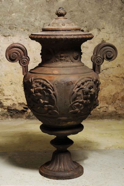  Paire de vases couverts style Renaissance 
Chacun à anses en volute et la panse...