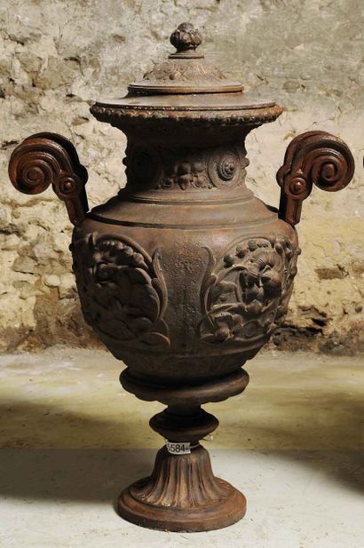  Paire de vases couverts style Renaissance 
Chacun à anses en volute et la panse...