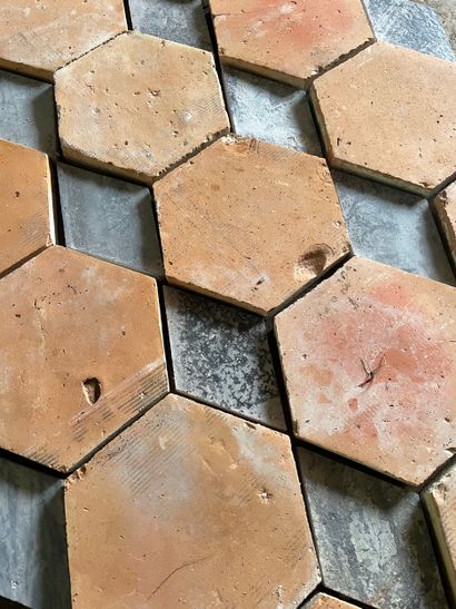  Tomettes hexagonales en terre cuite teintes orangées, à navettes en ardoise. 
Epoque...