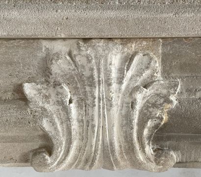  Louis 14 style mantel 
Arched lintel adorned with a palmette resting on canted jambs...