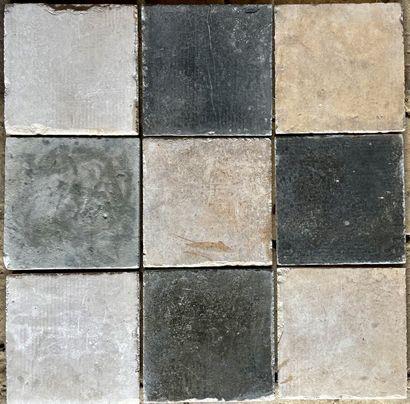  Stone and slate paving in a checkerboard pattern. 
18th century. 
Dim. 27,5 x 27,5...