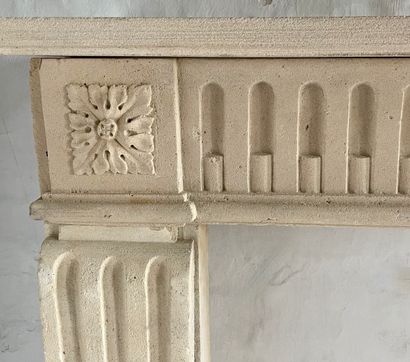  Louis XVI mantel 
Fluted lintel framed with rosettes. 
Fluted jambs. 
18th century....