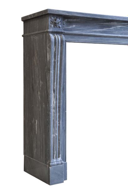  Louis XVI style mantel 
Lintel with rosettes and fluted jambs. 
Origin : Paris -...