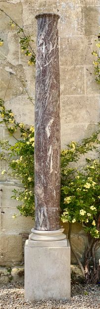  Paire de colonnes Dorique 
Le fût monolithe reposant sur une base cubique.. 
Marbre...