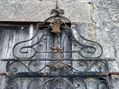  Louis 15 gate 
Decorated with volutes and foliage with its pediment. 
Wrought iron...