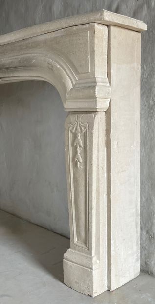  Louis 14 style mantel 
Arched lintel adorned with a palmette resting on canted jambs...