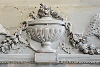  Trumeau de style Louis 16 
Animé en partie supérieure d'une cassolette à décor de...