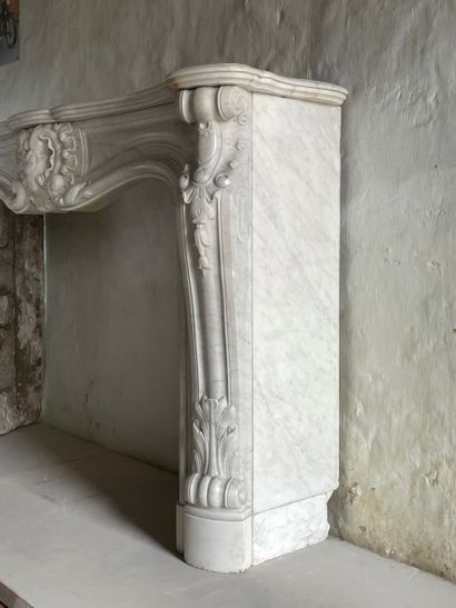  Louis 15 style mantel 
Moving lintel adorned with a rocaille shell with clasps,...