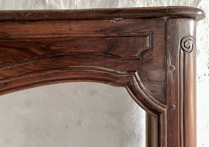  Louis 15 mantel 
Crossbow lintel adorned with a central medallion resting on molded...