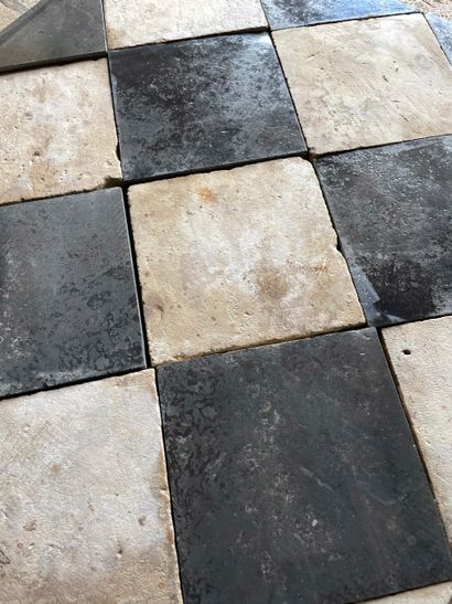  Stone and slate paving in a checkerboard pattern. 
18th century. 
Dim. 26 x 26 cm...