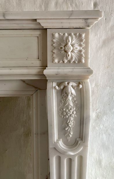  Louis XVI style mantel 
The lintel adorned with a median cartouche decorated with...