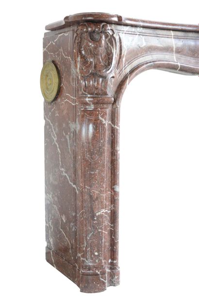  Louis 15 style mantel 
Slightly curved lintel, decorated with a median cartouche...