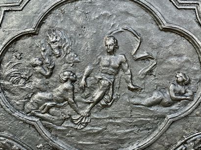  Plaque de cheminée 
Scène mythologique "La Toilette d'Apollon". 
Epoque 18e. 
Restaurée....