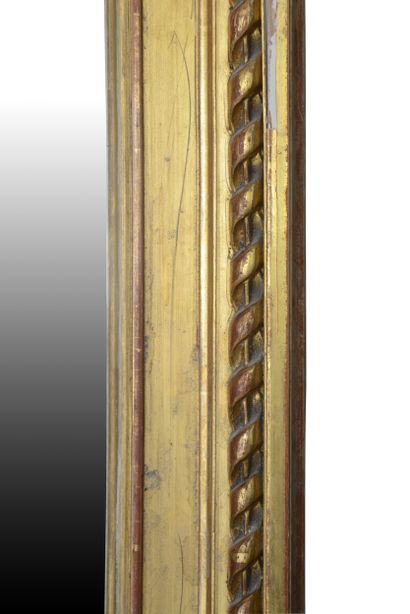  Miroir de style Louis 16 
Surmonté d'un cartouche flanqué de branches de lauriers...