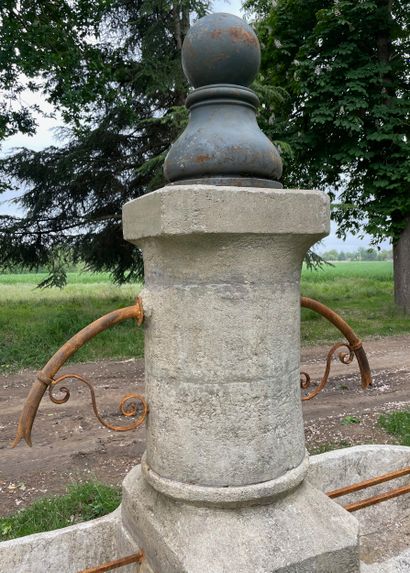  Fontaine de village 
Offrant un double bac monolithe à profil galbé et une colonne...