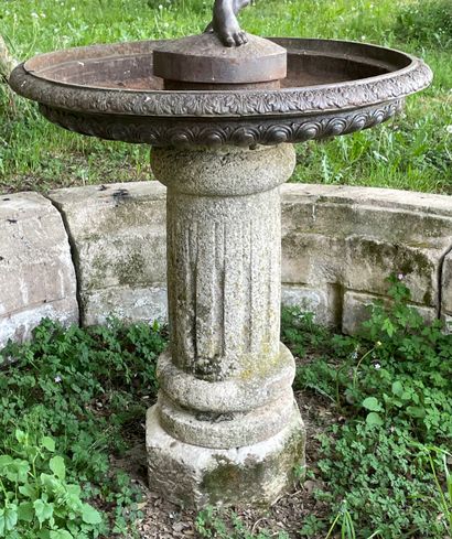  Fontaine style Renaissance 
Composée d'une vasque en pierre à décor de godrons et...