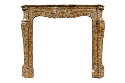  Pompadour mantel 
Lintel decorated with a medallion with sheathed jambs. 
The hearth...