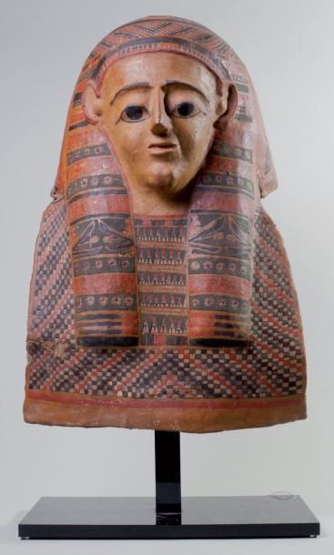 Egypte Masque de momie, carton de papyrus toilé, stuqué et polychrome, peint sur...