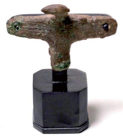 Egypte Bronze d'applique figurant un vautour les ailes déployées, percé aux extrémités....