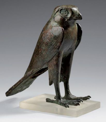 Egypte Horus sous la forme d'un faucon. La base, reliée à l'origine aux griffes du...
