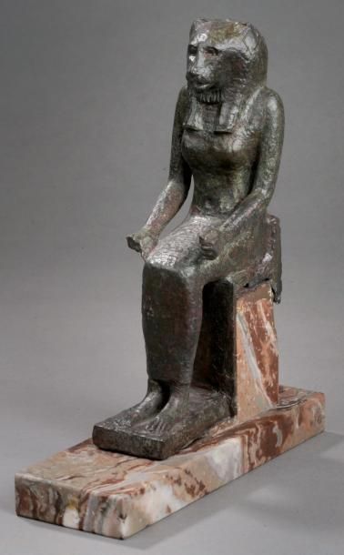 Egypte Statuette de la déesse Sekhmet assise, dont la base sert de sarcophage. H:...